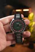 Reloj Mark Fairwhale Casino en la mano, foto real de Androrelojes