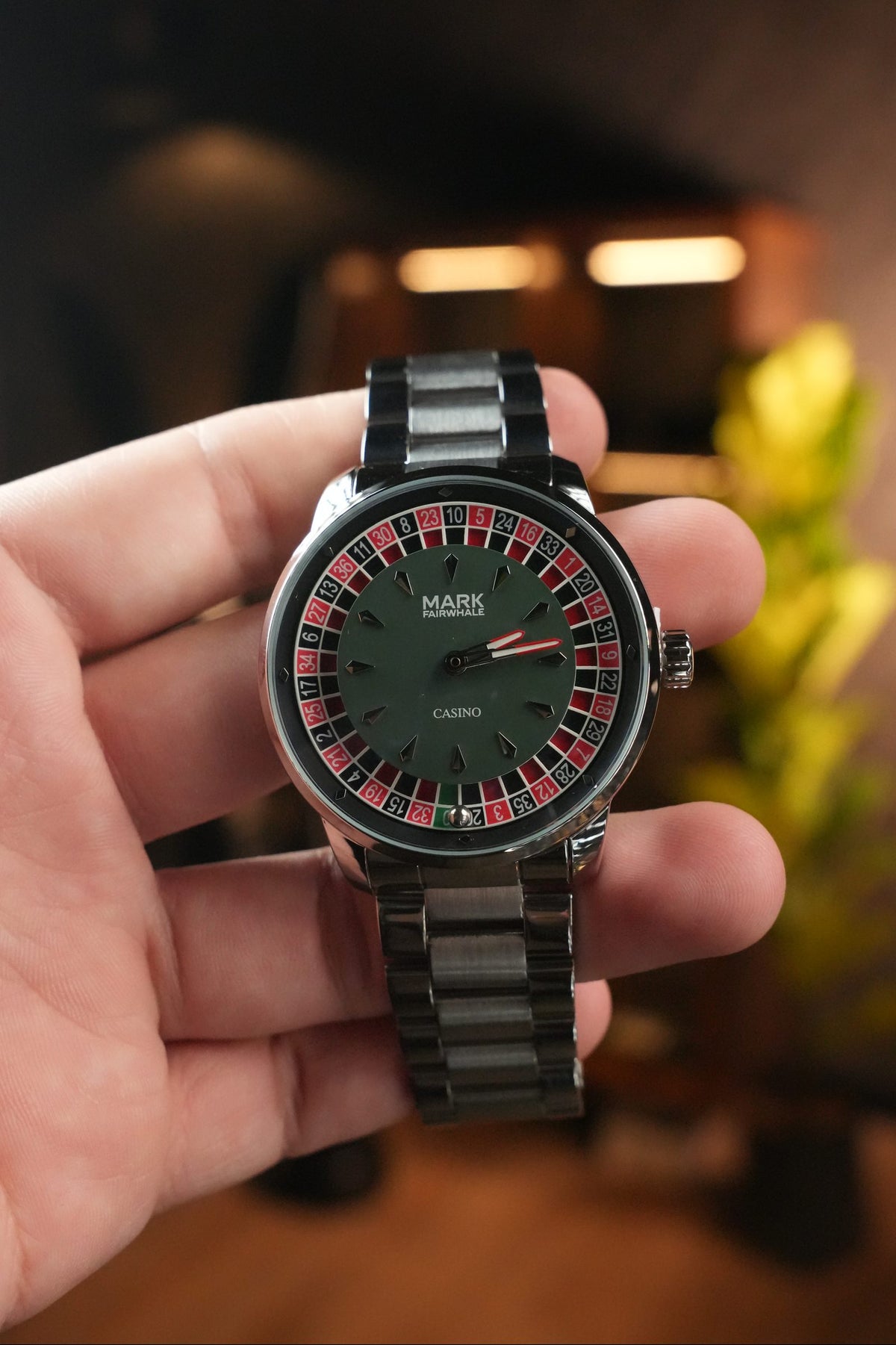 Reloj Mark Fairwhale Casino en la mano, foto real de Androrelojes