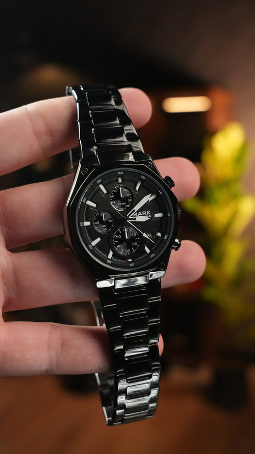 Reloj Mark Fairwhale Chronarex Negro en la mano, foto real de Androrelojes