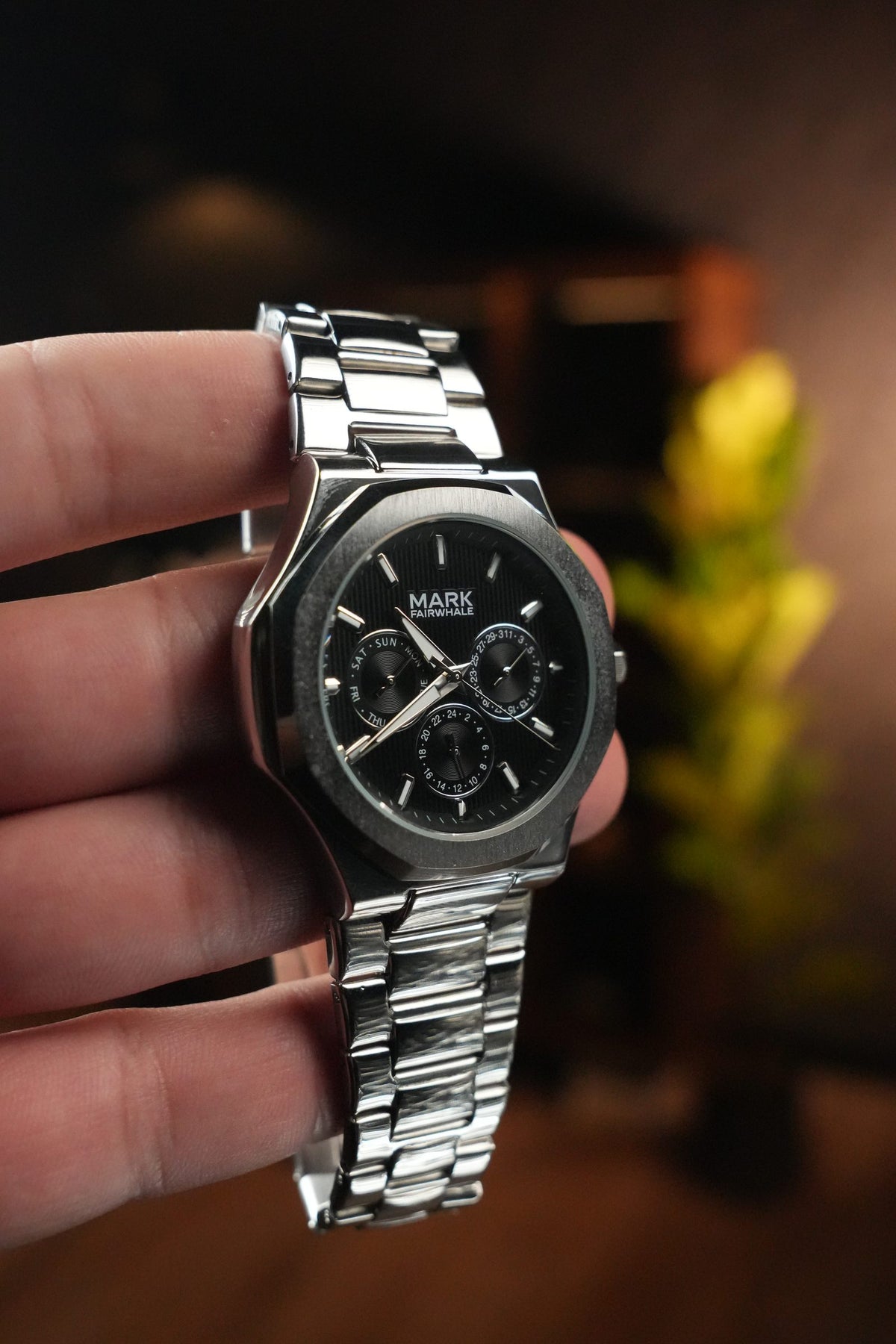 Reloj Mark Fairwhale Monarch en la mano, foto real de Androrelojes