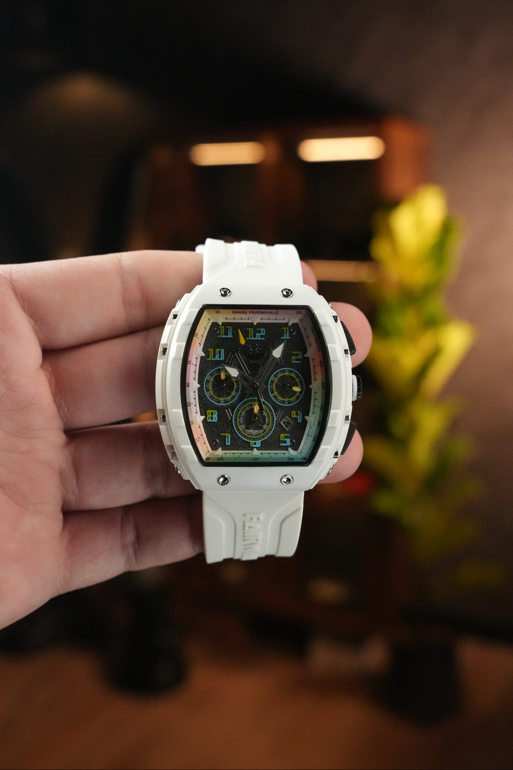 Reloj Mark Fairwhale Nexos R1 Blanco en la mano, foto real de Androrelojes