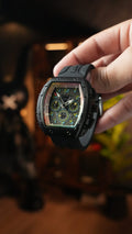 Reloj Mark Fairwhale Nexos R1 Negro en la mano, foto real de Androrelojes