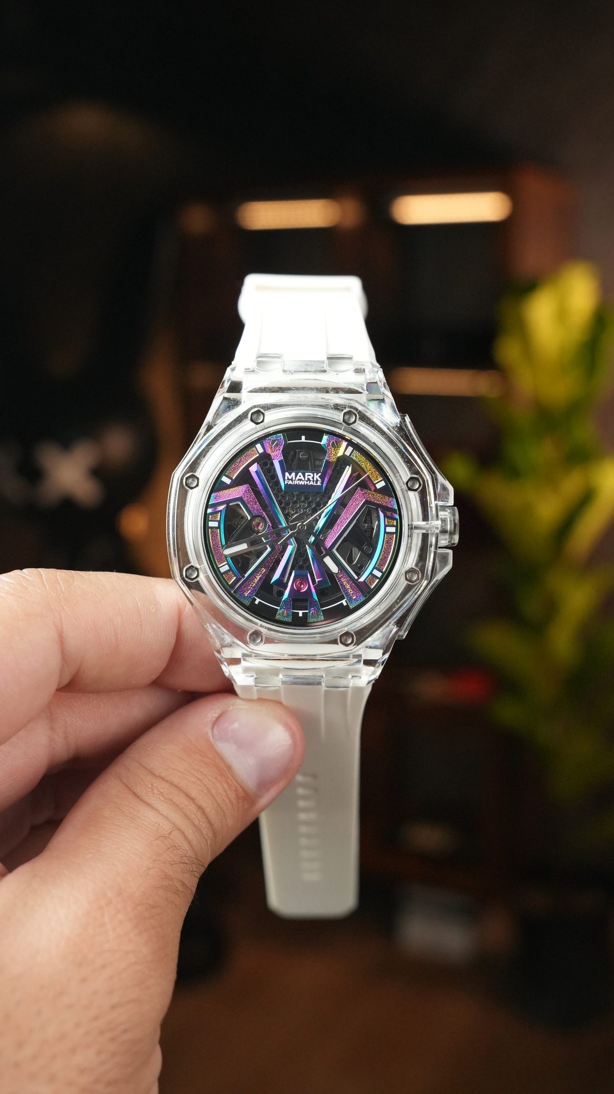 Reloj Mark Fairwhale Sapphire en la mano, foto real de Androrelojes
