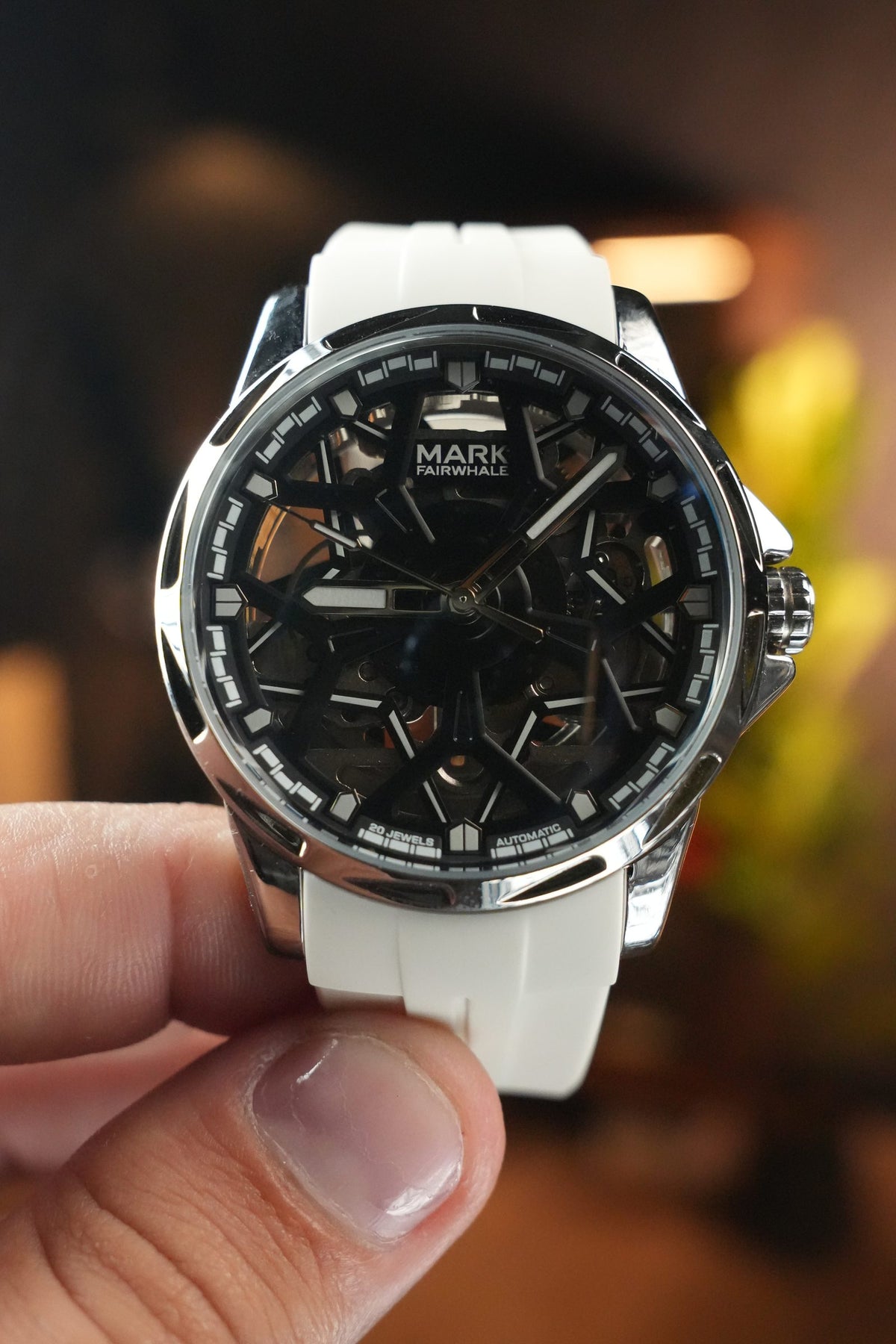 Reloj Mark Fairwhale Skeleton en la mano, foto real de Androrelojes
