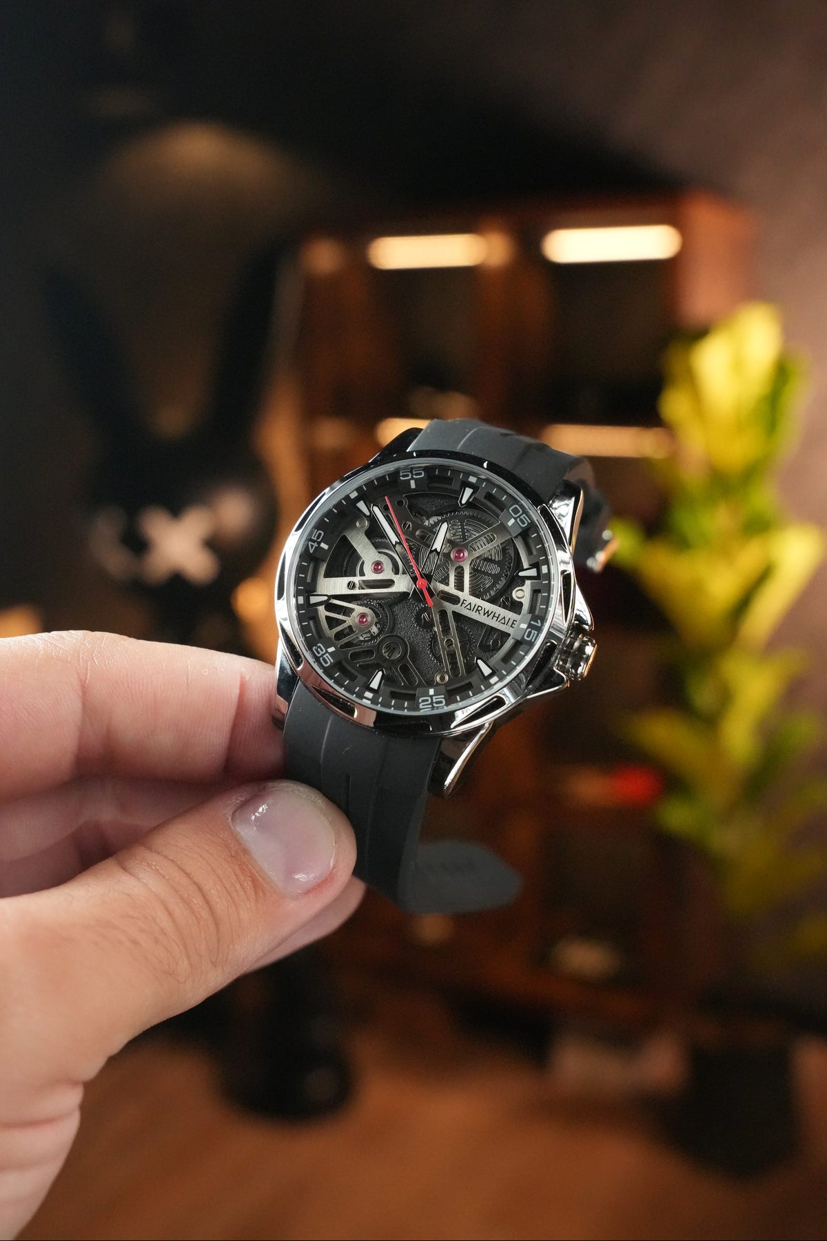 Reloj Mark Fairwhale Skyline en la mano, foto real de Androrelojes