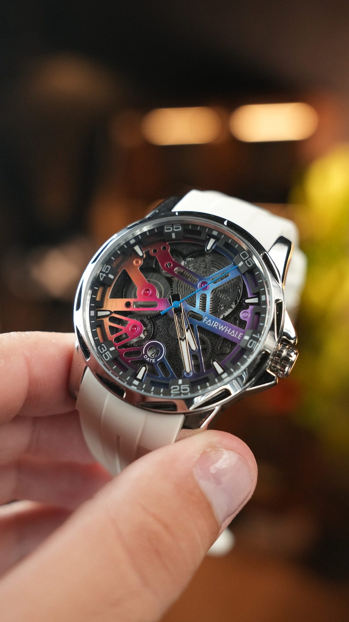 Reloj Mark Fairwhale Spectra en la mano, foto real de Androrelojes