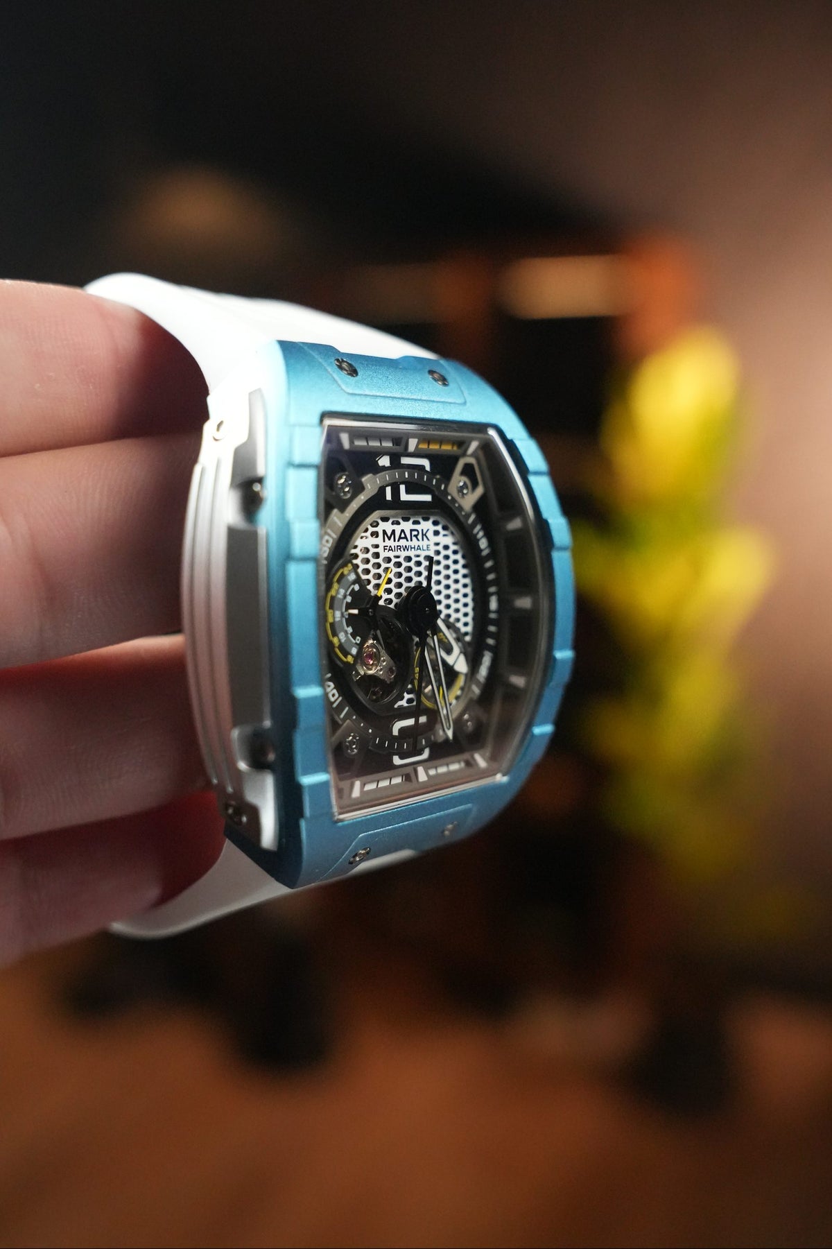 Reloj Mark Fairwhale Zephyros Blanco en la mano, foto real de Androrelojes