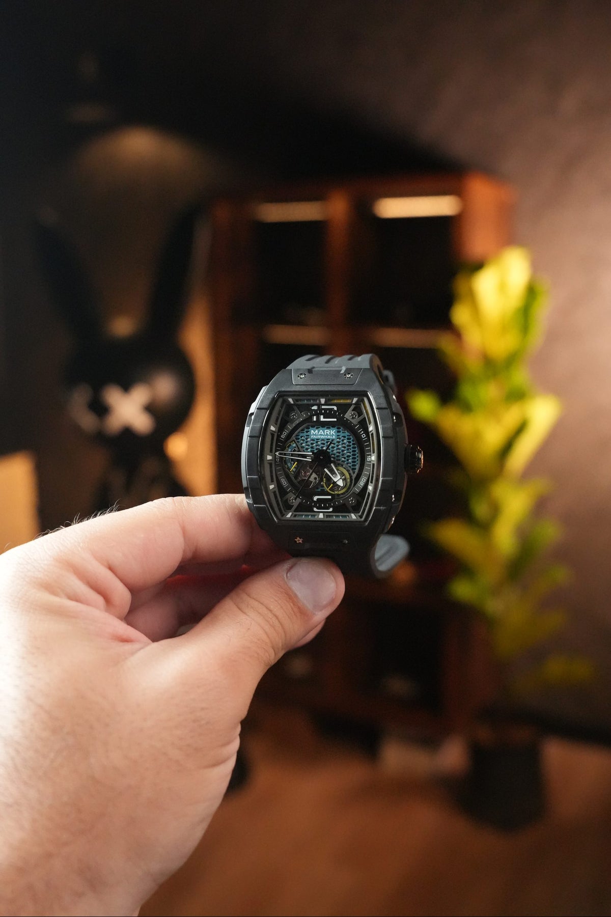 Reloj Mark Fairwhale Zephyros Negro en la mano, foto real de Androrelojes